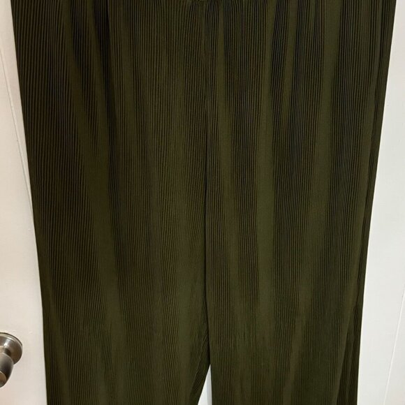 Pretty Little Thing Olive Chiffon Plisse Oversized Set *Excellent Condition* - Picture 7 of 8